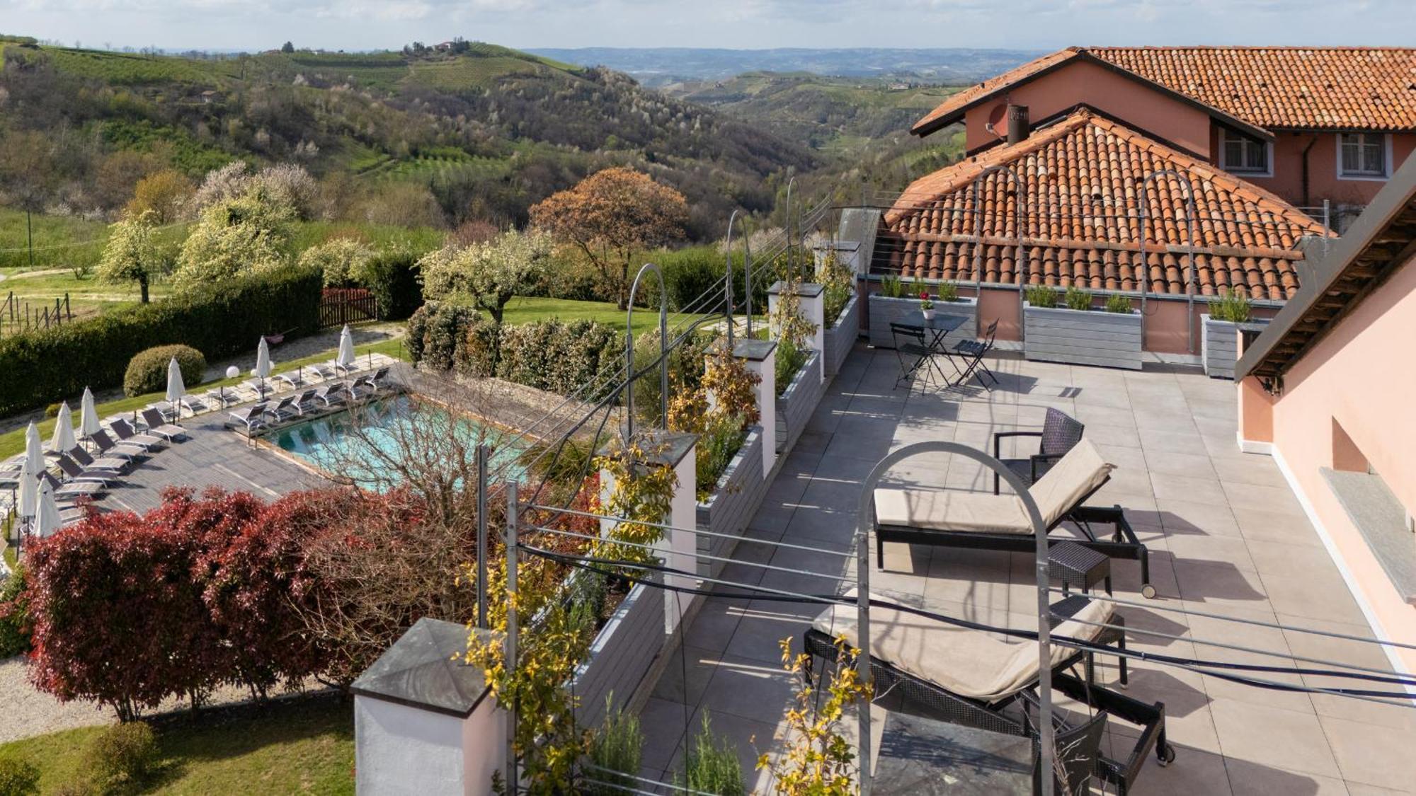 Relais Villa D'Amelia Benevello Exterior photo